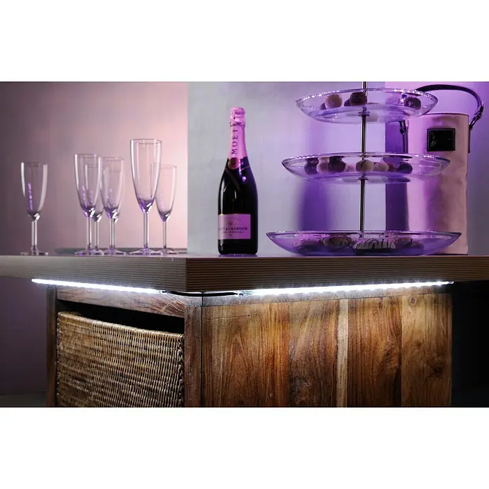 Tira LED 10 m - 10 m, RGB - Elegante presentación con champán, copas y una bandeja de postres, iluminada con luces LED, perfecta para una celebración.