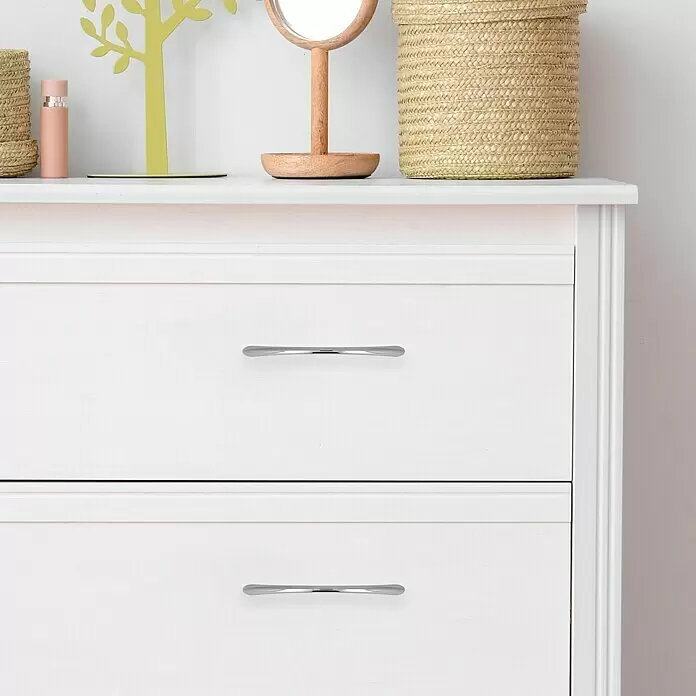 Häfele Tirador para muebles - Tipo de tirador del mueble: Estribo, Acero, Cromado, Ø x L: 10 x 111 mm - Cómoda blanca con tiradores cromados, decorada con una cesta de mimbre y un espejo encima.