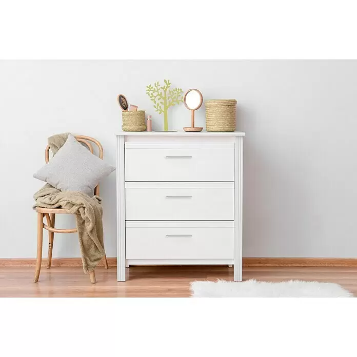 Häfele Tirador para muebles - Tipo de tirador del mueble: Barra, Acero, Cromado, Distancia entre orificios: 96 mm - Cómoda blanca de tres cajones, acentuada con elementos de madera clara y paja natural.