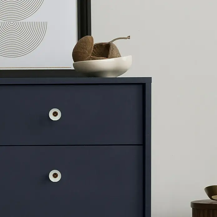 Möbelknopf - Typ Möbelgriff: Knopf, Ø x H: 31 x 28 mm, Porzellan, Verchromt - Elegantes marineblaues Sideboard mit zwei Schubladen und stilvollen, runden Knöpfen. Dekorative Schale mit natürlichen Elementen obenauf.