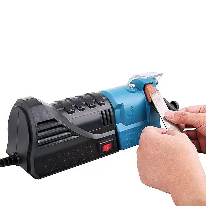 Güde Bohrerschärfgerät - 110 W, 1.500 U/min - 5.500 U/min - Elektrischer Meißel- und Messerschärfer in Petrol und Schwarz, eine Person schärft einen Meißel am rotierenden Stein.