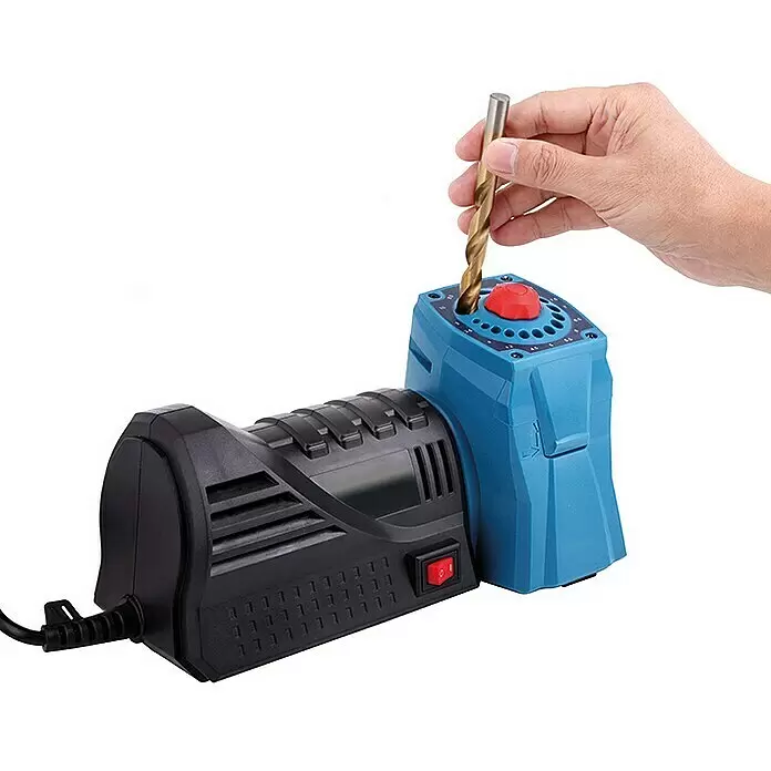 Güde Bohrerschärfgerät - 110 W, 1.500 U/min - 5.500 U/min - Blau-schwarfer Bohrer-Schärfer; eine Hand setzt einen goldenen Bohrer zum Schärfen ein.