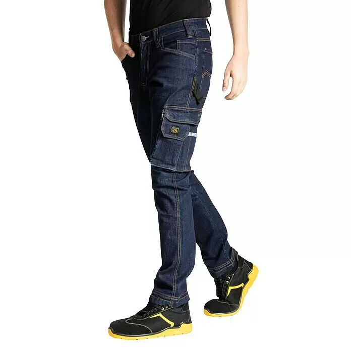 Arbeitshose Jeans - Konfektionsgröße: 48 - Person trägt dunkelblaue Jeans-Arbeitshose mit Cargotaschen und schwarz-gelbe Sicherheitsschuhe.