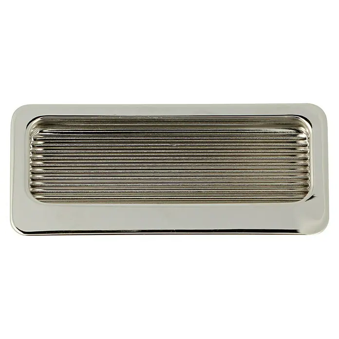 Möbelgriff - Typ Möbelgriff: Muschel, Vernickelt - Nahaufnahme einer polierten, rechteckigen, versenkten Griffmulde, ideal für moderne Möbel. Das Design ist elegant und funktional.
