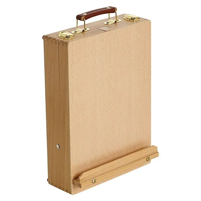 Staffelei Kasten-Tisch-Staffelei Liffey - Holz, B x H: 27 x 62 cm - Geschlossener Holzkoffer für Künstler mit Ledergriff und goldenen Verschlüssen, ideal zum Aufbewahren und Transportieren von Malutensilien.