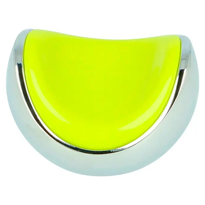 Häfele Pomo para muebles - Tipo de tirador del mueble: Botón, Plástico, Cromado, Verde - Primer plano de un objeto amarillo en forma de medialuna con borde plateado, que desprende una estética moderna y elegante.