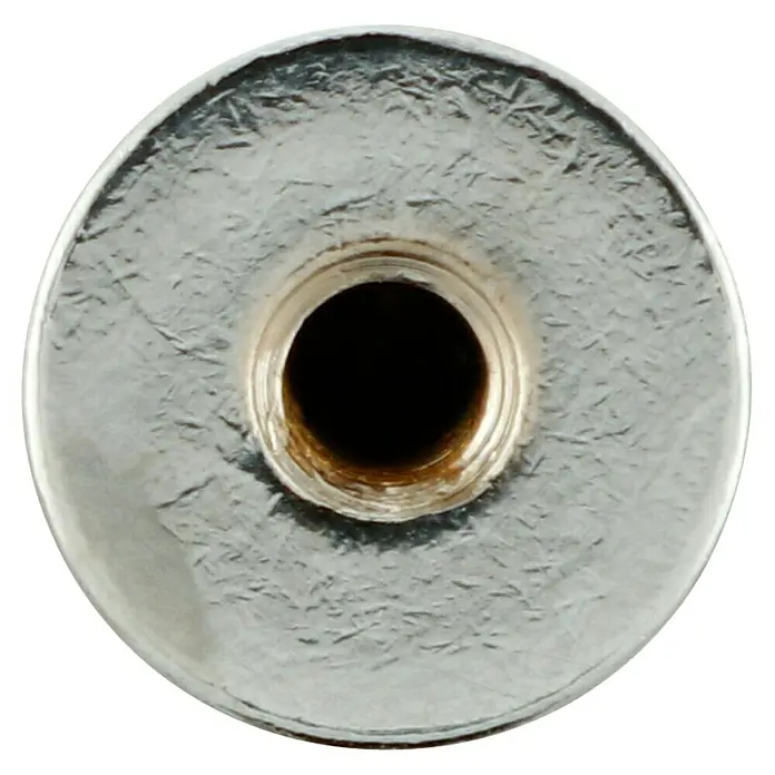 Häfele Pomo para muebles - Tipo de tirador del mueble: Botón, Cromado - Primer plano de un ojal de plata con un orificio en el centro, ideal para proyectos de manualidades o joyería.