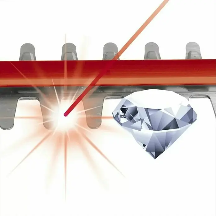 Einhell Power X-Change 18V Akku-Heckenschere GC-CH 18/40 Li Solo - 18 V, Li-Ionen, Ohne Akku, Schnittlänge: 40 cm - Nahaufnahme einer Klinge, die mit Laser-Diamant-Technologie geschnitten wird, für präzise Schnitte.