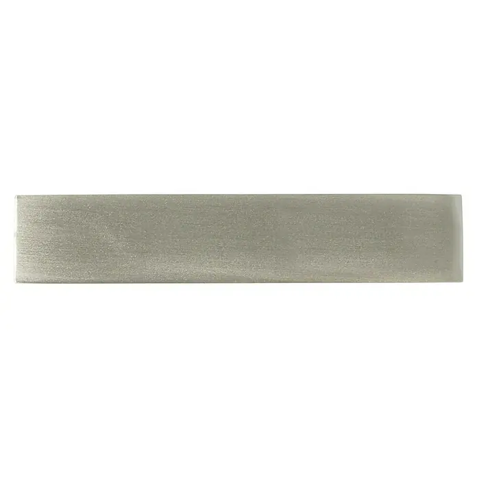 Möbelgriff - Vernickelt, Lochabstand: 64 mm, B x L: 24 x 80 mm - Silberfarbenes rechteckiges Metallstück mit gebürsteter Oberfläche, ideal für industrielle Anwendungen oder als dekoratives Element.