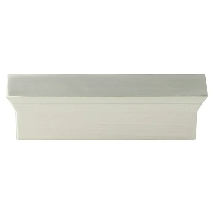 Möbelgriff - Vernickelt, Lochabstand: 64 mm, B x L: 24 x 80 mm - Nahaufnahme eines weißen Regalbodens mit einer glatten Oberfläche, ideal für stilvolle Aufbewahrungslösungen im modernen Wohnbereich.