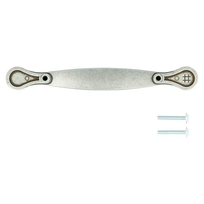 Möbelgriff - L x B x H: 164 x 20 x 26 mm, Verchromt - Eine silberne Möbelgriff mit zwei Schrauben. Der Griff ist länglich und hat an den Enden dekorative Elemente mit einem Kreis und einem Gittermuster.