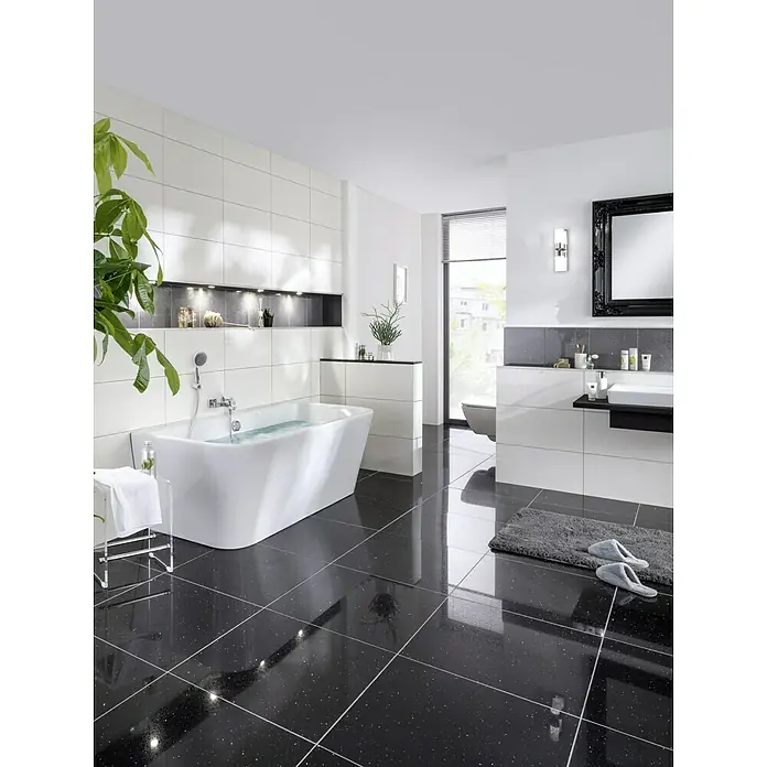 Camargue Freistehende Badewanne Buena Vista - 180 x 80 cm, Sanitäracryl, Weiß, Links - Elegantes Badezimmer mit freistehender Badewanne, schwarzen Fliesen und stilvoller Beleuchtung für ein luxuriöses Ambiente.