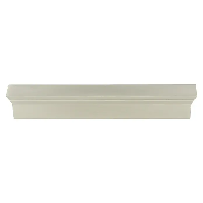 Möbelgriff - Vernickelt, Lochabstand: 128 mm, B x L: 24 x 143 mm - Nahaufnahme eines länglichen, cremefarbenen Sockelleistenprofils mit abgeschrägten Kanten und horizontalen Zierleisten für den Innenausbau.