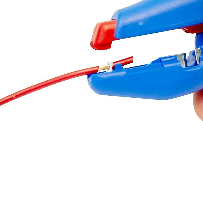 Weicon Duo-Crimp No. 300 - Länge: 160 mm - Ein blauer und roter Abisolierer, der ein rotes Kabel abisoliert, isoliert die stromführenden Adern für elektrische Verbindungen frei.