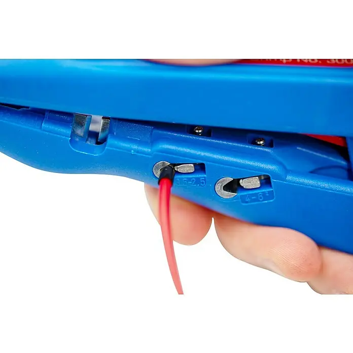 Weicon Duo-Crimp No. 300 - Länge: 160 mm - Nahaufnahme einer blauen Abisolierzange mit rotem Kabel, das durch eine Öffnung geführt wird.