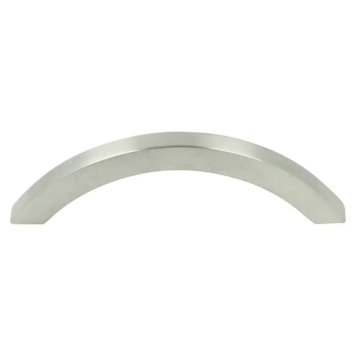 Häfele Möbelgriff - L x B x H: 112 x 10 x 31 mm, Lochabstand: 96 mm - Nahaufnahme eines silberfarbenen Kotflügels, der die geschwungene Form und die glatte Oberfläche des Autoteils hervorhebt.