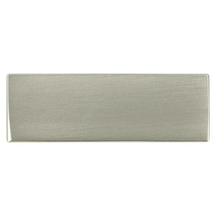 Möbelgriff - Vernickelt, B x L: 24 x 48 mm - Nahaufnahme eines modernen, rechteckigen Metallgriffs, ideal für Möbel oder Schubladen, mit gebürsteter Oberfläche für stilvolle Akzente.
