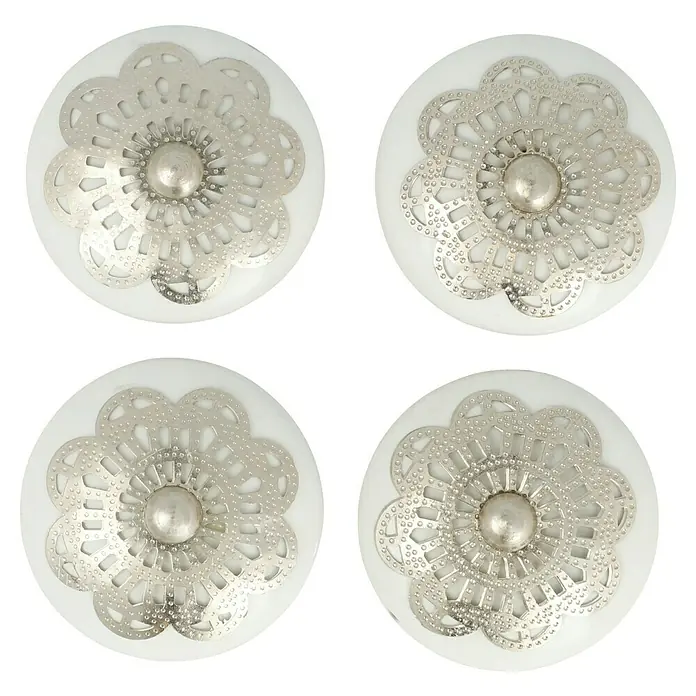 Möbelknopf-Set - 4 Stk., Typ Möbelgriff: Knopf, Ø x H: 38 x 29 mm, Porzellan, Weiß, Silber - Nahaufnahme von vier runden, weißen Schrankknöpfen mit silbernen, filigranen Blumenornamenten auf einem schwarzen Hintergrund.
