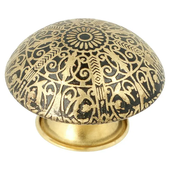 Möbelknopf-Set - 4 Stk., Typ Möbelgriff: Knopf, Ø x H: 37 x 28 mm, Vergoldet - Nahaufnahme eines verzierten goldenen Möbelknaufs mit floralen und ornamentalen Details auf einem schwarzen Hintergrund.