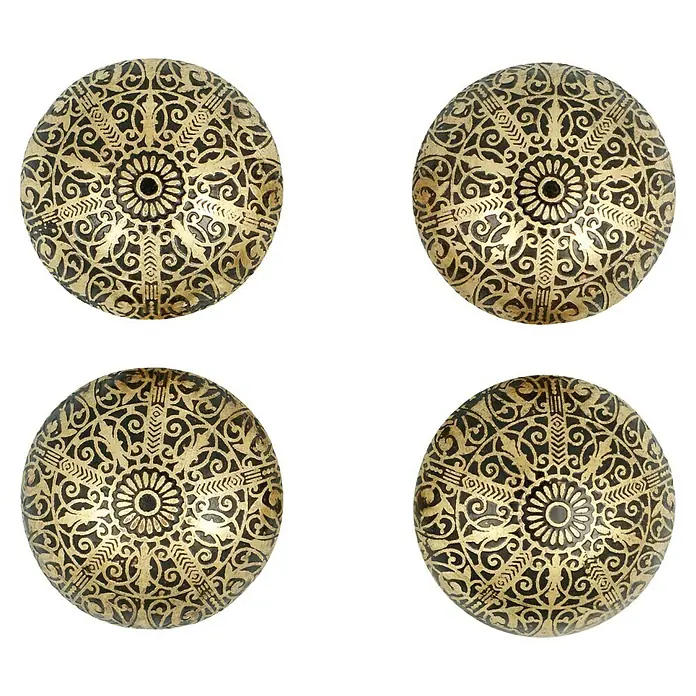 Möbelknopf-Set - 4 Stk., Typ Möbelgriff: Knopf, Ø x H: 37 x 28 mm, Vergoldet - Hier sind vier runde Möbelknöpfe mit einem goldenen, ornamentalen Muster auf einem schwarzen Hintergrund.