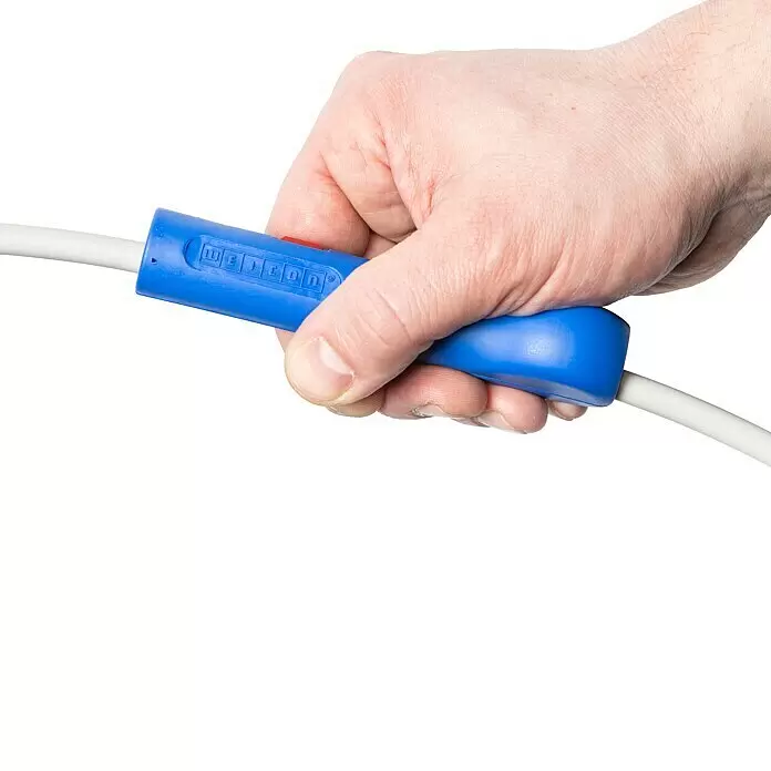 Weicon Rundkabel Stripper No. 13 - Länge: 120 mm - Hand hält blaues WEICON Kabelabmantelungswerkzeug an weißem Kabel.