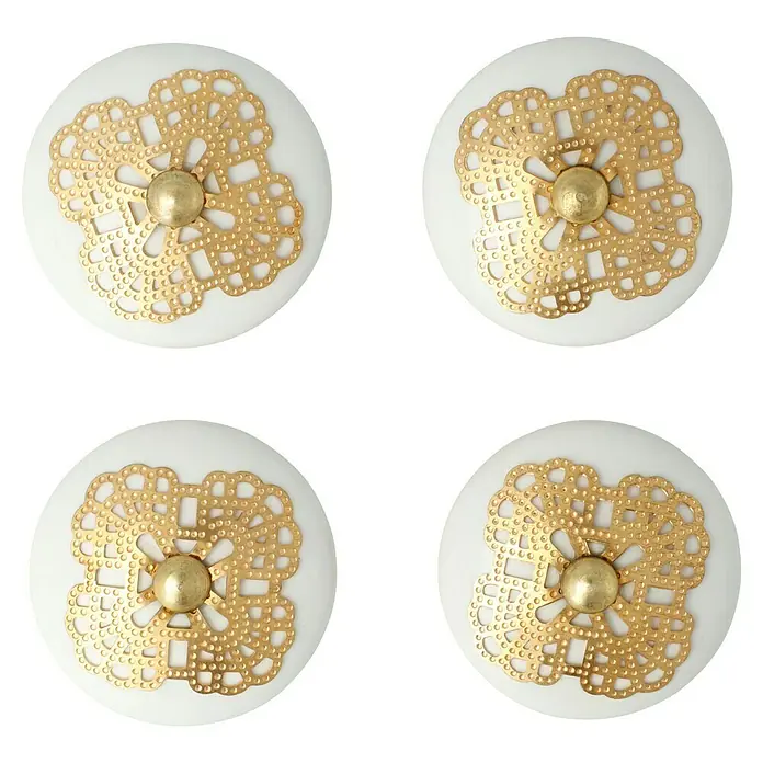 Möbelknopf-Set - 4 Stk., Typ Möbelgriff: Knopf, Ø x H: 38 x 29 mm, Porzellan, Gold, Weiß - Nahaufnahme von vier weißen Keramik-Schrankknöpfen mit goldenem Spitzenmuster und mittigem Knopf auf schwarzem Hintergrund.