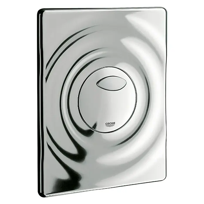 Grohe Betätigungsplatte Surf - Chrom - Das Bild zeigt eine glänzende Grohe Betätigungsplatte aus Chrom mit einem wellenförmigen Design und einem runden Knopf.