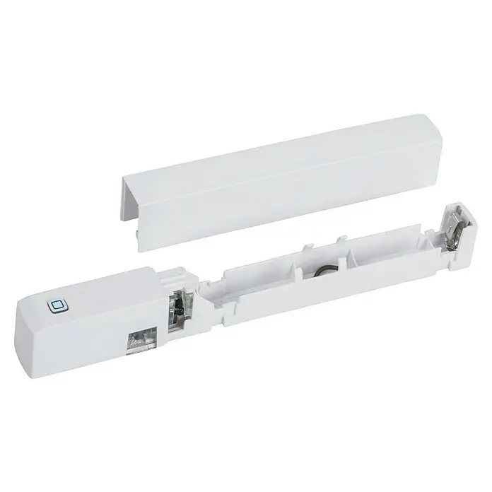 Homematic IP Fenster- & Türsensor HmIP-SWDO-PL-2 - Weiß, Batteriebetrieben, 16 x 147 x 20 mm - Nahaufnahme eines geöffneten, rechteckigen, weißen Batteriealarmsensors mit einer separaten Abdeckung, der die interne Bauweise zeigt.
