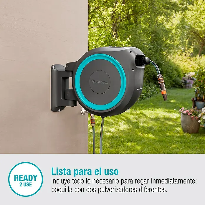 Gardena Portamangueras de pared RollUp M/L - Longitud del tubo: 25 m, Gris/Azul - La imagen muestra una caja de manguera de pared Gardena con rebobinado automático, perfecta para el riego del jardín y lista para usar.