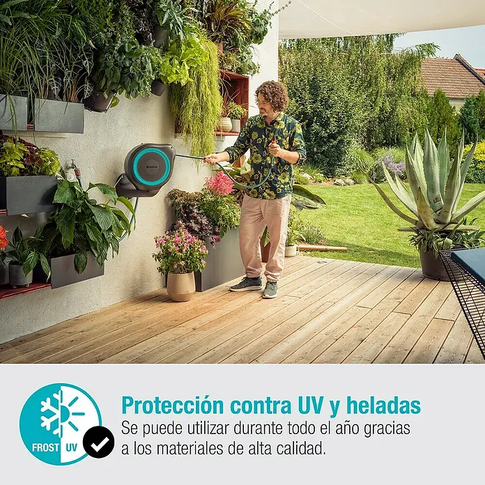 Gardena Portamangueras de pared RollUp S - Longitud del tubo: 15 m, Gris/Azul - La imagen muestra una caja de manguera Gardena con protección UV y contra heladas, garantizando su uso durante todo el año.