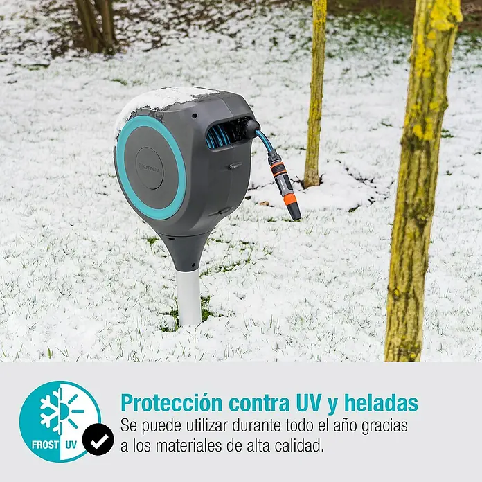Gardena Soporte portamangueras RollUp S - Plástico, Diámetro tubo flexible: 13 mm, 15 m - La imagen muestra una caja de manguera Gardena en invierno. La caja de manguera es resistente a los rayos UV y a las heladas y se puede utilizar durante todo el año.