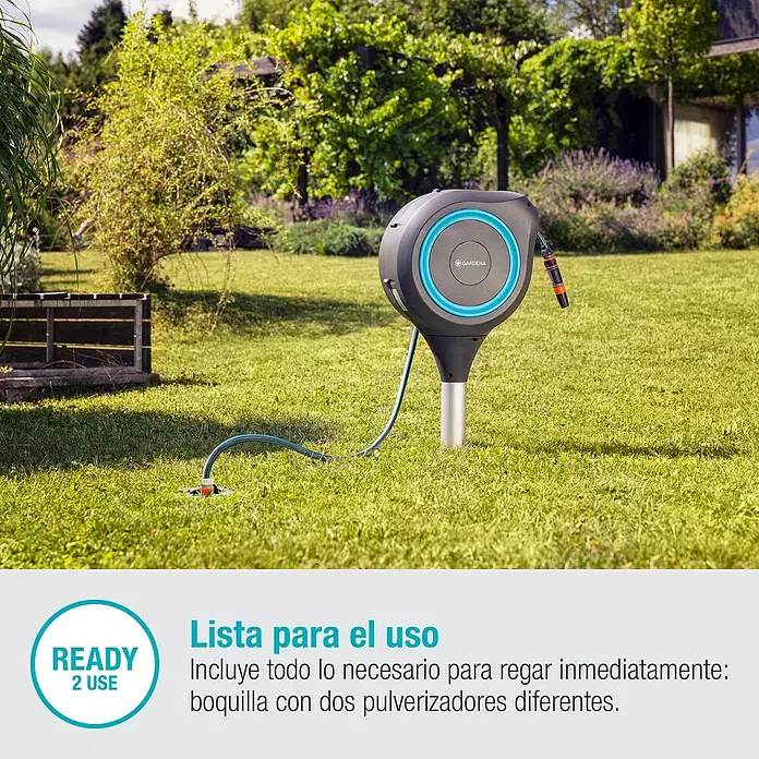 Gardena Soporte portamangueras RollUp S - Plástico, Diámetro tubo flexible: 13 mm, 15 m - La imagen muestra una caja de manguera GARDENA con enrollamiento automático y una boquilla de pulverización sobre un césped verde.