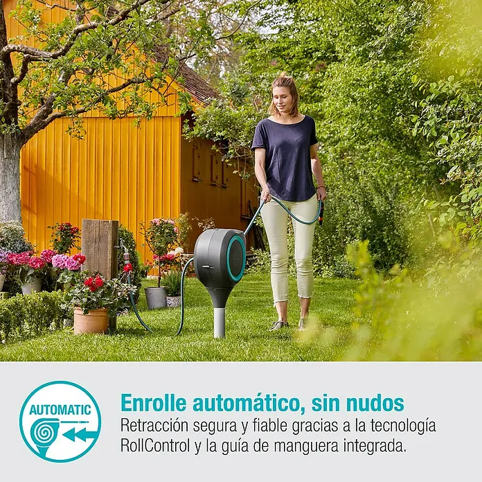 Gardena Soporte portamangueras RollUp S - Plástico, Diámetro tubo flexible: 13 mm, 15 m - Una mujer usa una caja de manguera Gardena para el riego del jardín.