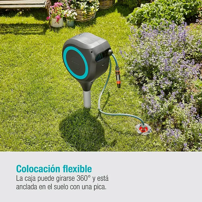 Gardena Soporte portamangueras RollUp S - Plástico, Diámetro tubo flexible: 13 mm, 15 m - Imagen de una caja de manguera mural Gardena 35 roll-up automatic con colocación flexible para el jardín.