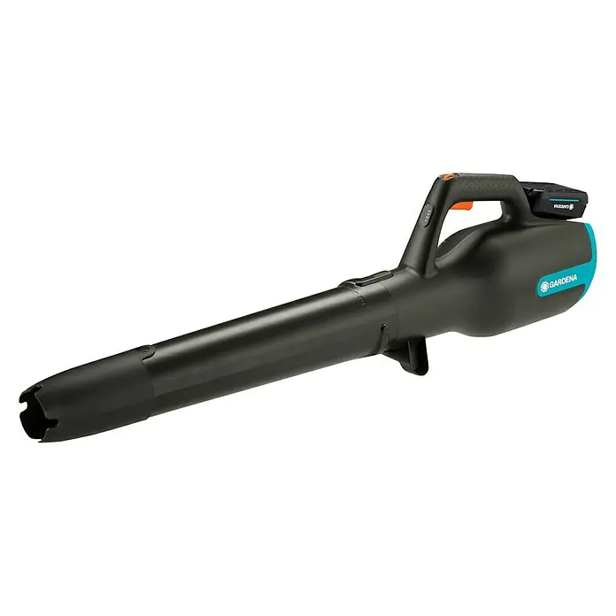 Gardena Power for All 18V Akku-Laubbläser - 18 V, Li-Ionen, 1 Akku, Blasgeschwindigkeit: 100 km/h - Das Bild zeigt einen GARDENA Akku-Laubbläser auf schwarzem Hintergrund. Das Gerät ist schwarz mit türkisfarbenen Akzenten.