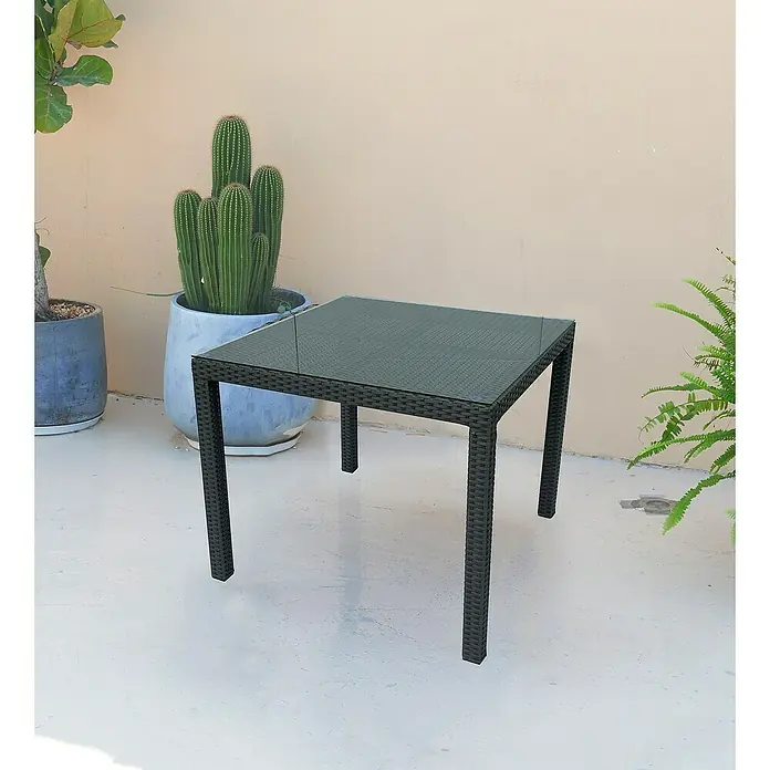 Sunfun Mesa de jardín Neila - L x An x Al: 90 x 90 x 75 cm, Aluminio/Ratán sintético, Gris plata - Primer plano de una mesa cuadrada de exterior con tapa de cristal y estructura de ratán, perfecta para realzar tu patio o jardín.