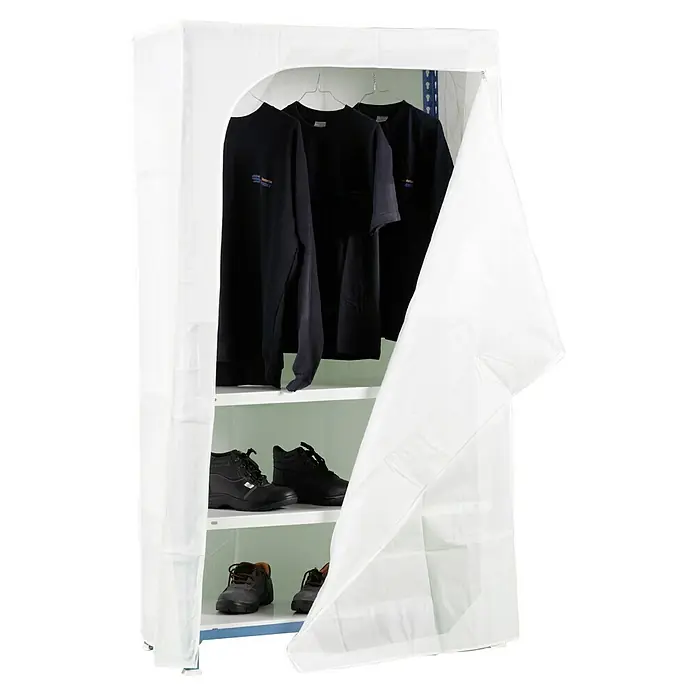 Simonrack Funda de estantería - An x Pr x Al: 100 x 30 x 200 cm, Blanco - Un armario abierto con funda blanca, lleno de ropa de trabajo y calzado de seguridad. Solución práctica de almacenamiento para ropa laboral.