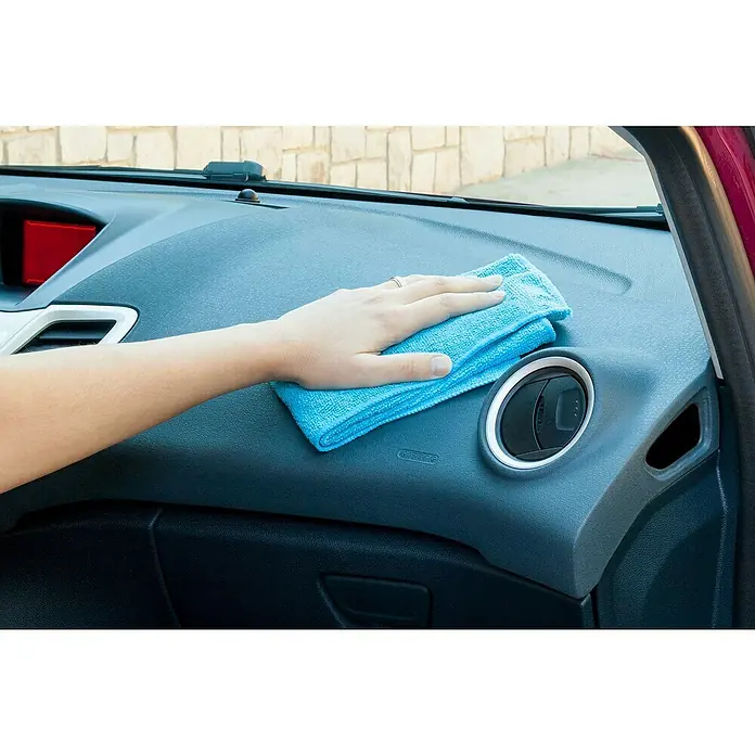 Bayeta de interior y exterior - 1 ud., Algodón - Limpieza del salpicadero de un coche con un paño de microfibra azul, eliminando el polvo y la suciedad para mantener la superficie.