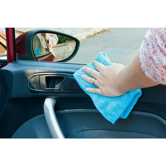 Bayeta de interior y exterior - 1 ud., Algodón - El interior de una puerta de coche se limpia con un paño de microfibra azul. El paño es suave e ideal para el cuidado de las superficies.