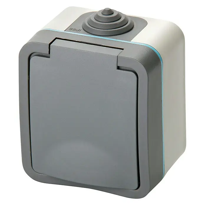 Voltomat Blueline Feuchtraum-Steckdose - 1-fach, Horizontal, IP54, Grau - Nahaufnahme einer wasserdichten Steckdose für den Außenbereich, ideal für Garten- und Werkstattanwendungen. Robuste Ausführung mit Schutzklappe.