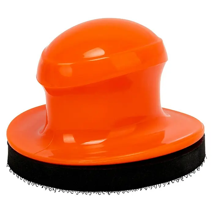 Juego de reparación de faros - 9 pzs. - Primer plano de una almohadilla de pulido naranja con mango. Ideal para tareas de limpieza detalladas y aplicación de pulimentos.