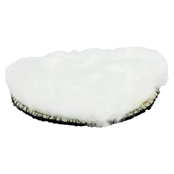 Juego de reparación de faros - 9 pzs. - Primer plano de una almohadilla de pulido blanca con un borde negro. Ideal para el cuidado del automóvil, pulir la pintura y eliminar los arañazos.