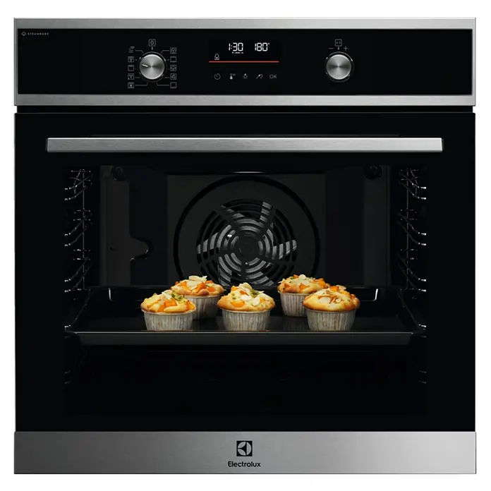 Electrolux Horno empotrado EOD6P77X - Número de tipos de calentamiento: 9 ud., Volumen horno: 72 l - Horno empotrado Electrolux con magdalenas horneándose en su interior, con pantalla digital de la hora y la temperatura.