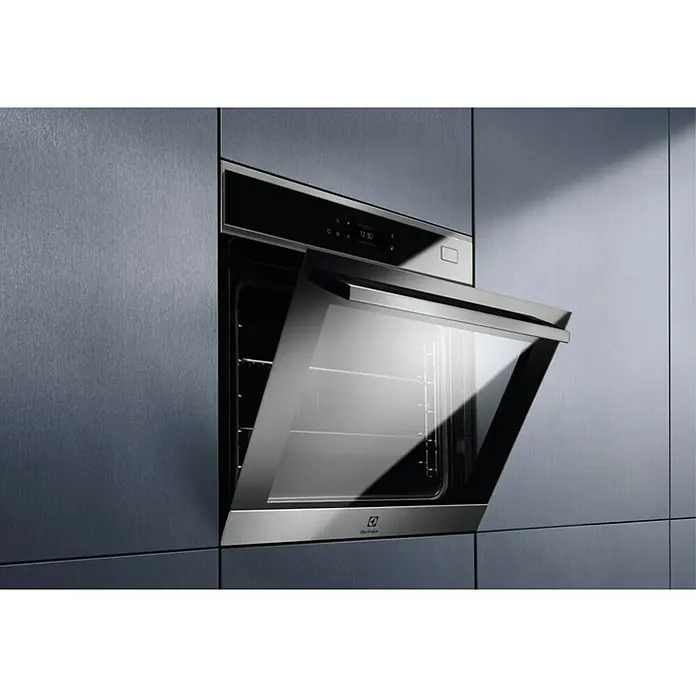 Electrolux Horno empotrado EOB8S39X - Número de tipos de calentamiento: 22 ud., Volumen horno: 70 l - Horno encastrable moderno con la puerta abierta en una cocina elegante. El electrodoméstico destaca por su diseño.