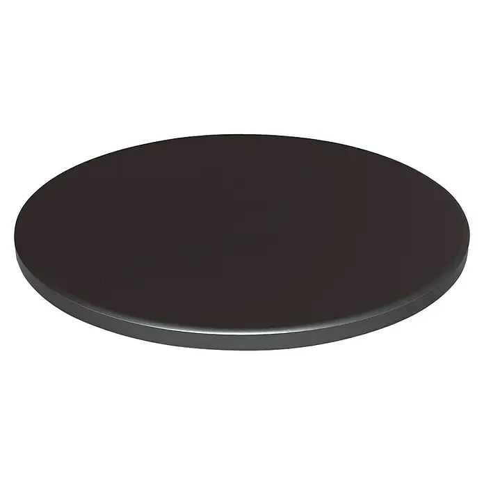 LotusGrill Pizzastein - Durchmesser: 29 cm, Passend für: Lotusgrill Holzkohlegrill Classic - Runde, glatte Scheibe in dunkler Farbe mit leichtem Glanz und sanft abgerundeten Kanten, isoliert auf schwarzem Hintergrund.