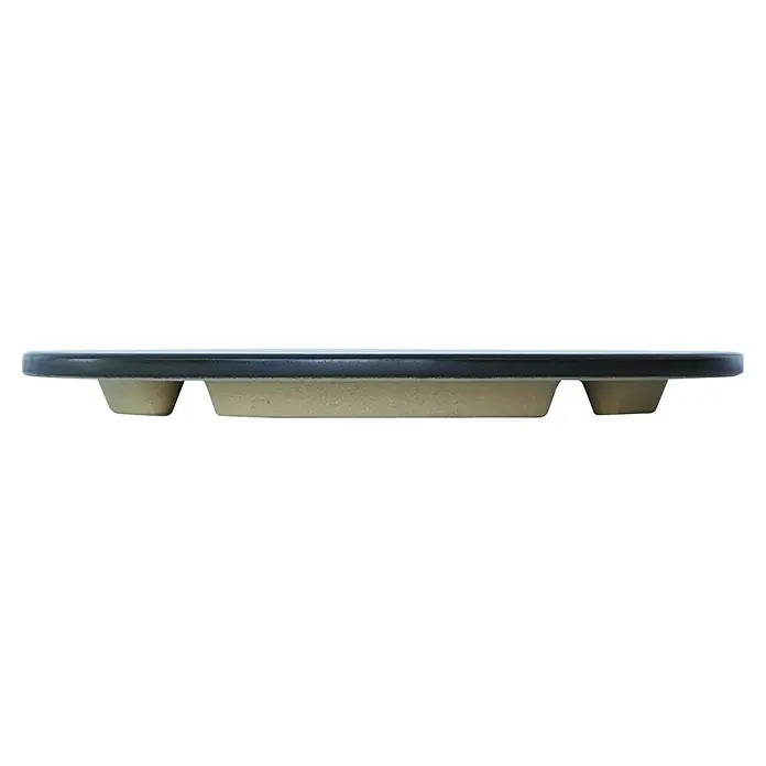 LotusGrill Pizzastein - Durchmesser: 29 cm, Passend für: Lotusgrill Holzkohlegrill Classic - Nahaufnahme einer beigen flachen Schüssel mit einem grauen Rand und kleinen Füßen, ideal für Küche und Tisch.