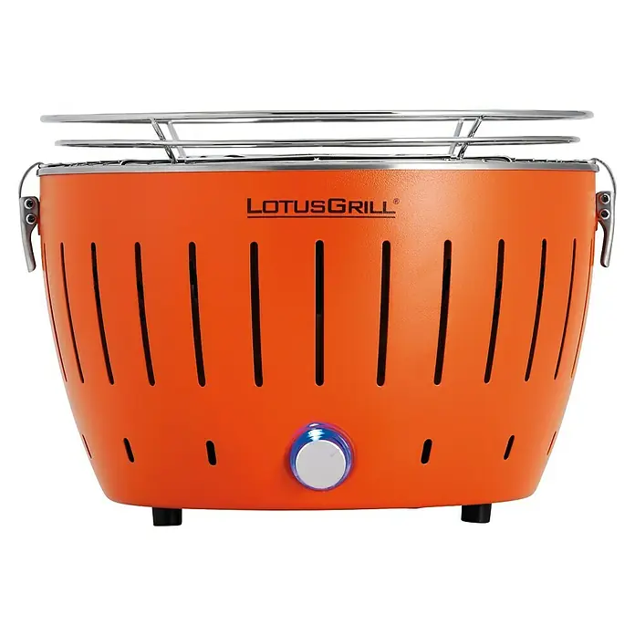 LotusGrill Holzkohlegrill Classic - Durchmesser Grillfläche: 34 cm, Mandarinenorange - Nahaufnahme eines LotusGrill, einem rauchfreien Holzkohlegrill, in leuchtendem Orange mit silbernen Akzenten.