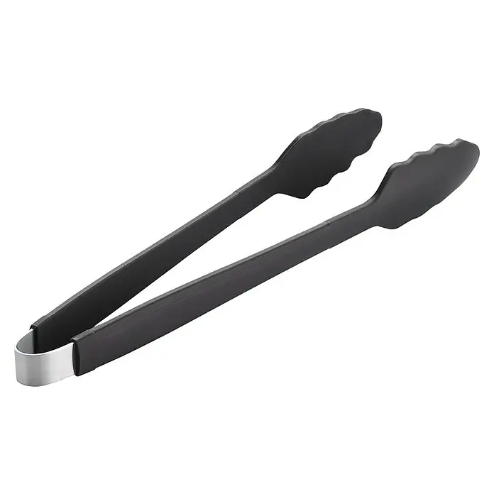 LotusGrill Pinzas para barbacoa - Largo: 33 cm, Silicón, Gris antracita - Un primer plano de unas pinzas de cocina negras con detalles en acero inoxidable sobre un fondo negro, mostrando una herramienta de cocina útil.