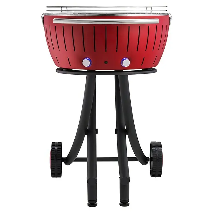 LotusGrill Holzkohlegrill XXL - Durchmesser Grillfläche: 57,6 cm, Feuerrot - Roter Holzkohlegrill mit Rädern und Lüftungsschlitzen. Das Gerät ist für das Grillen im Freien konzipiert und bietet Mobilität.