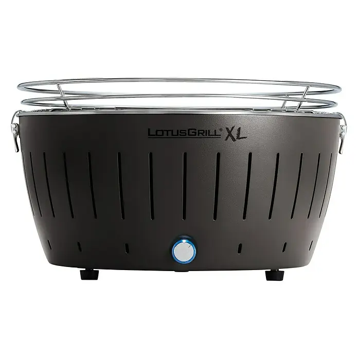 LotusGrill Holzkohlegrill XL - Durchmesser Grillfläche: 43 cm, Anthrazit - Nahaufnahme eines LotusGrill XL, eines raucharmen Holzkohlegrills mit einem eleganten schwarzen Design und einem Chrom-Grillrost.